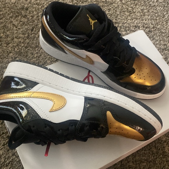Nike Gold and black shoes - Picture 3 of 6